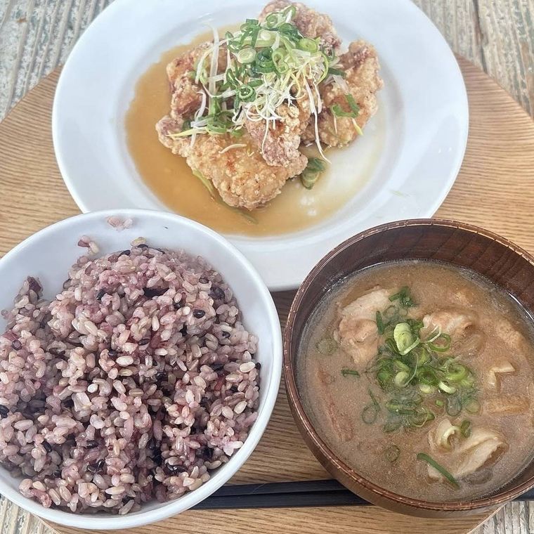 白い器に盛られた唐揚げとご飯と味噌汁