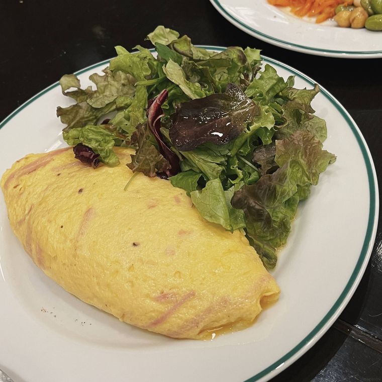 白い器にのったオムレツとサラダ