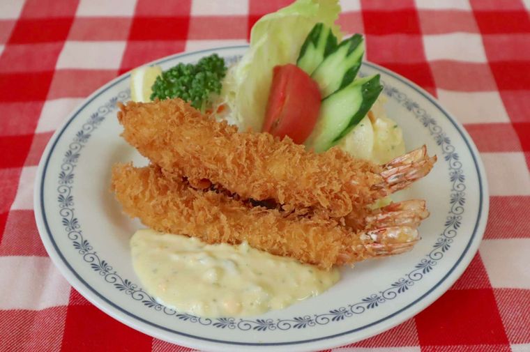 皿に盛られたエビフライ