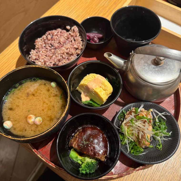 お盆にのった小鉢や味噌汁やご飯