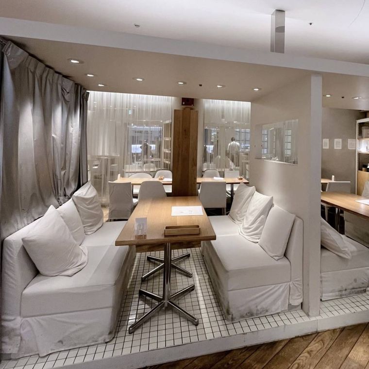 白いソファが置かれた247 カフェアパートメントの店内