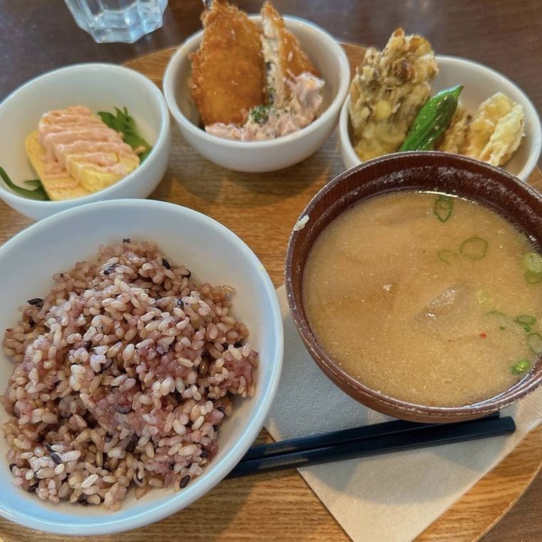 木のお盆にのったご飯と味噌汁とおかず