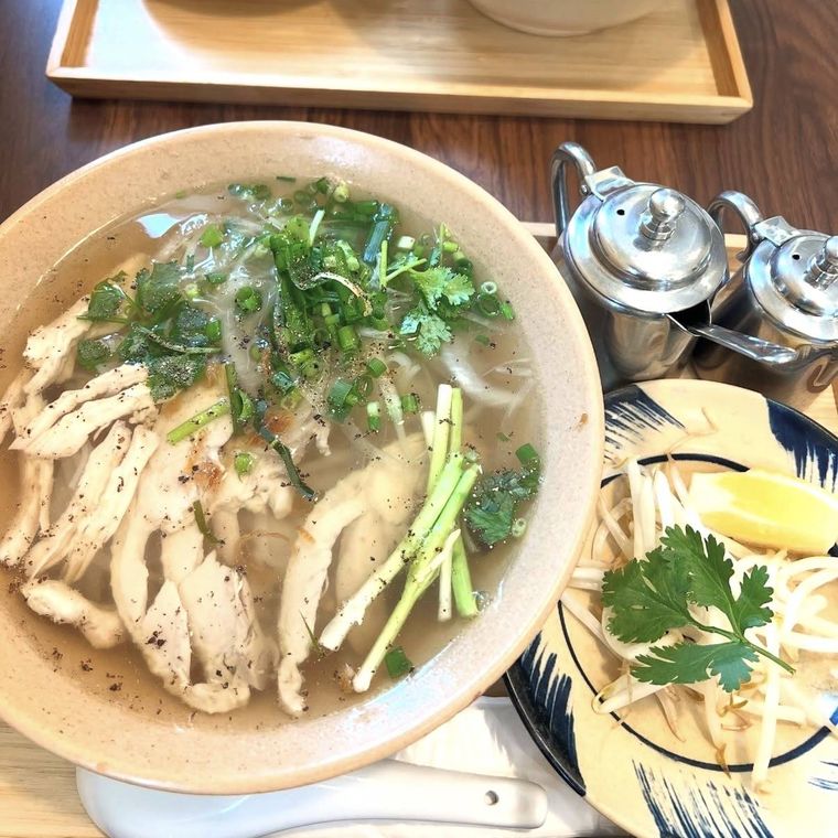 器に盛られた鶏肉のフォー