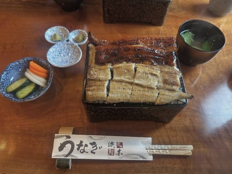 お重に盛られたしら焼きと蒲焼きのうな重