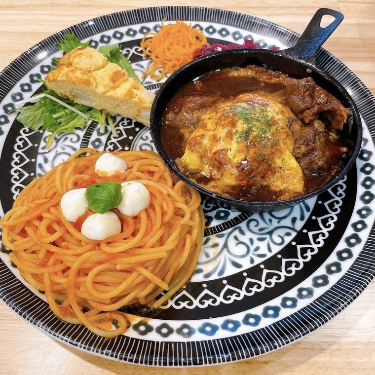 とろとろお皿に盛られたパスタとオムドリアとキッシュとサラダ