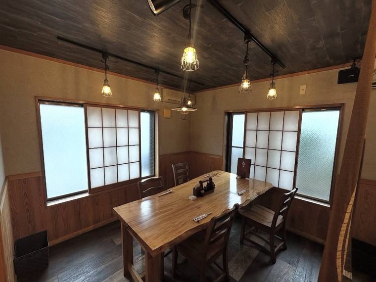 うなぎ 流木の木のテーブルと椅子が並んだ店内