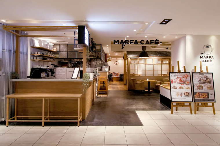 ナチュラルな雰囲気のカフェの外観