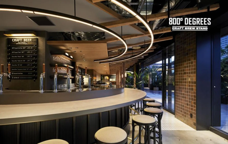 半円状のカウンター席があるモダンな内観