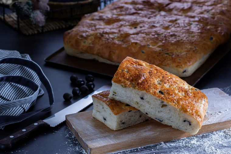 カッティングボードにのったパン