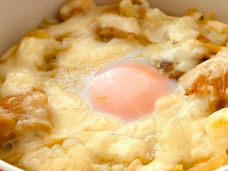 チーズやたまごをのせた素材を生かした 辛くない グリーンカレーのアレンジ料理が置かれている様子