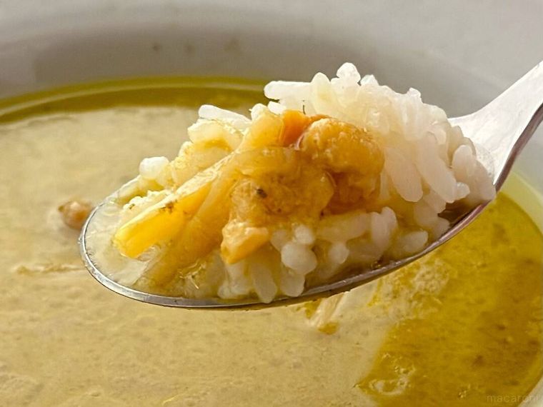 無印良品素材を生かした 辛くない グリーンカレーをスプーンで持ちあげている様子