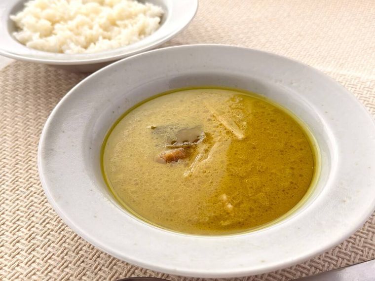 無印良品素材を生かした 辛くない グリーンカレーが皿に盛り付けられている様子