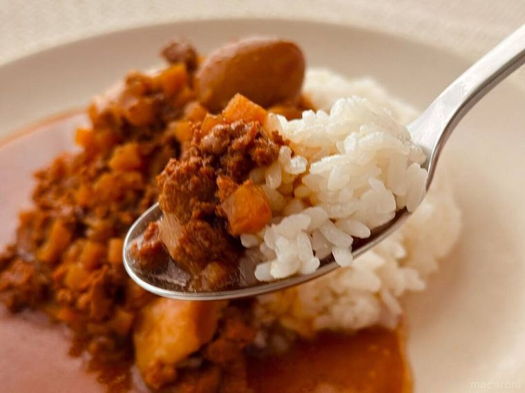 無印良品ごはんにかける ルーロー飯がかかったごはんをスプーンで持ち上げられている様子