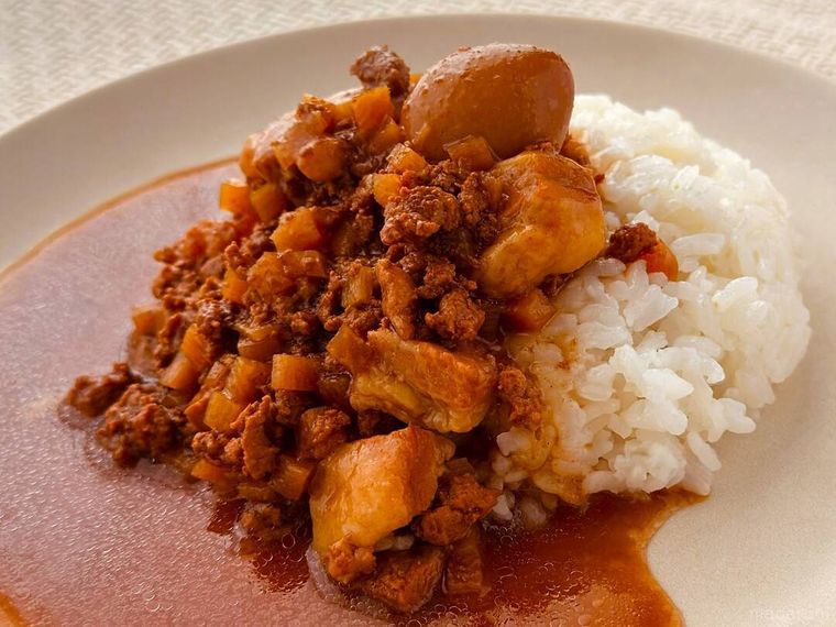 ご飯の上にかけられた無印良品ごはんにかける ルーロー飯がお皿に盛りつけられている様子