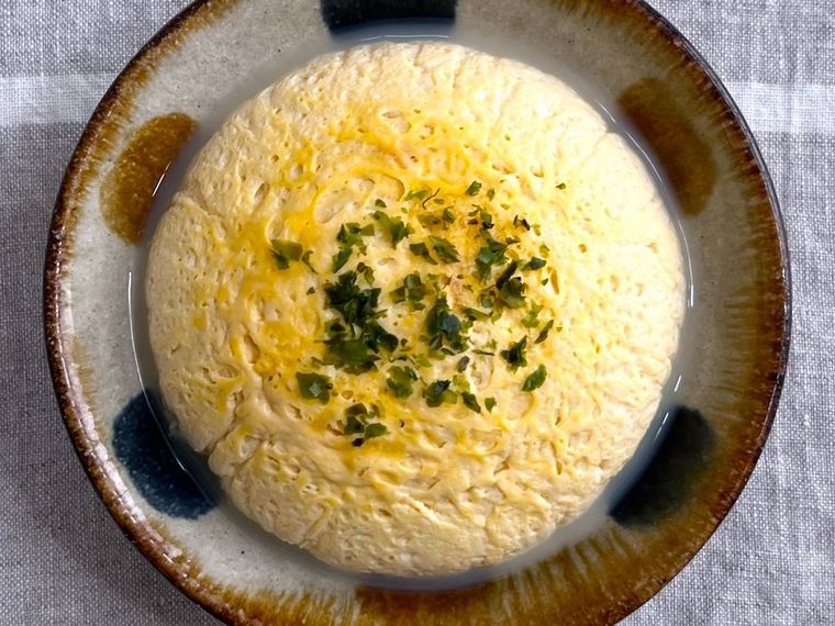 皿に盛られた豆腐まん