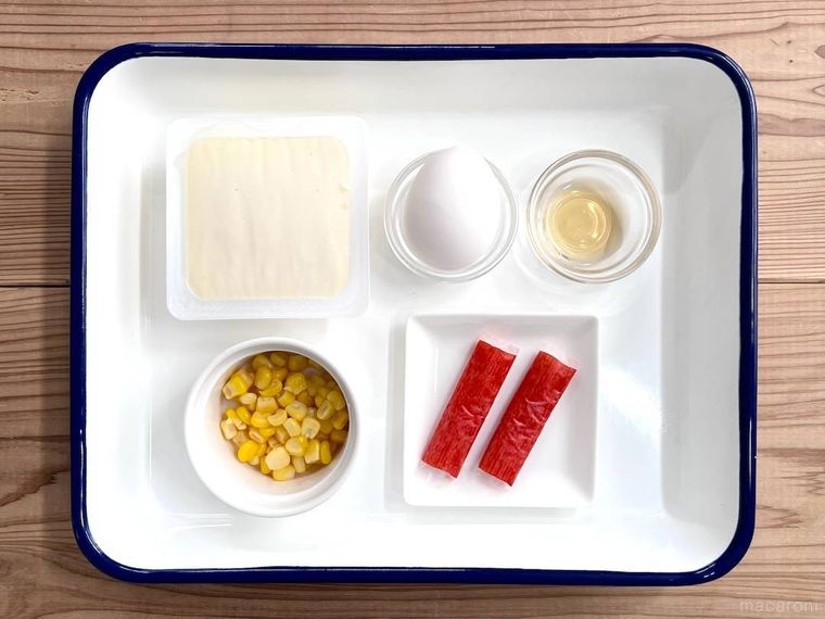 豆腐、卵、白だし、コーン、カニカマをバットの上に並べた様子