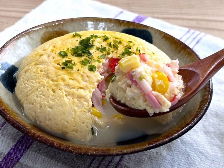 豆腐まんをスプーンですくった様子