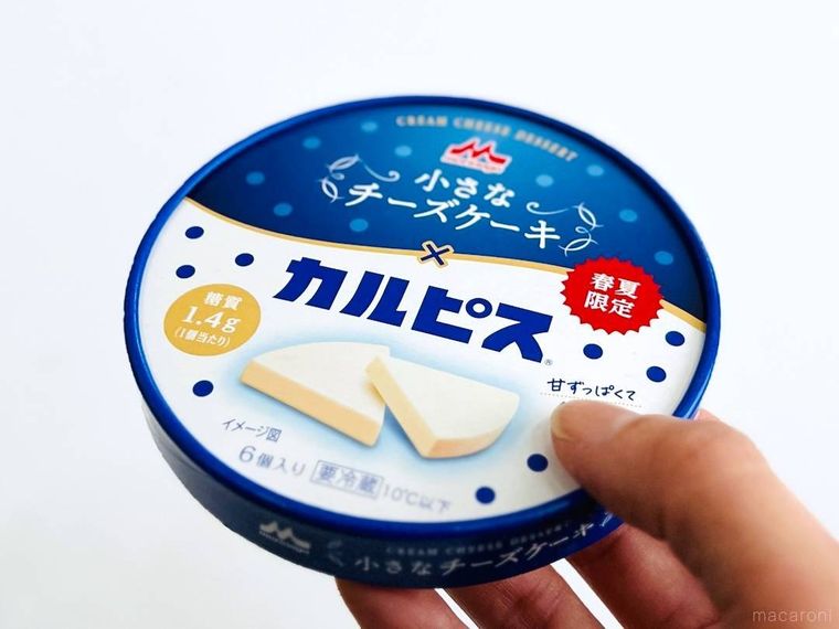 森永 小さなチーズケーキカルピスを手で持っている様子