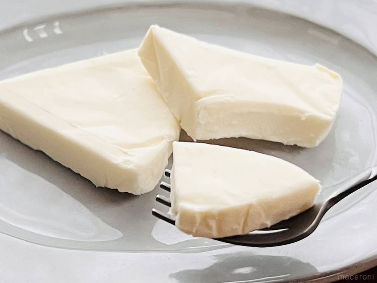 森永 小さなチーズケーキカルピスをフォークで持ち上げている様子