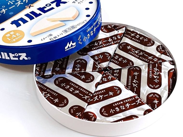 森永 小さなチーズケーキカルピスを開封した様子