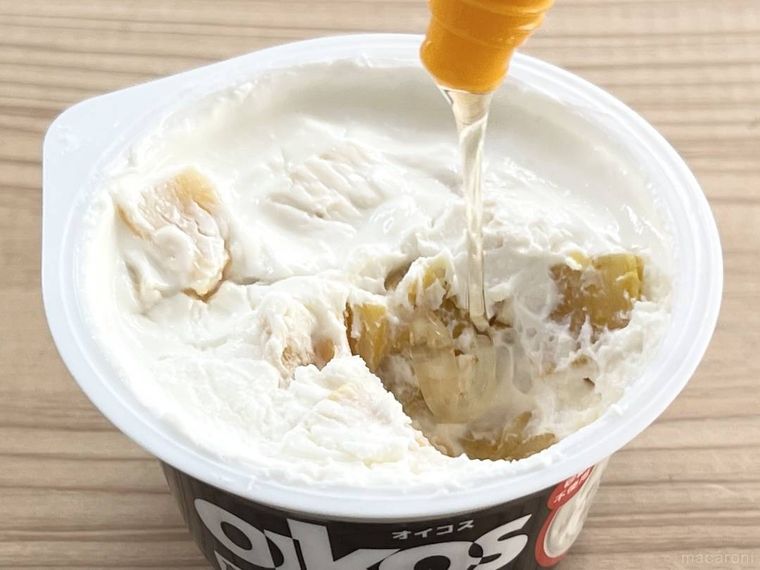 干し芋が入ったオイコスにはちみつをかけている様子