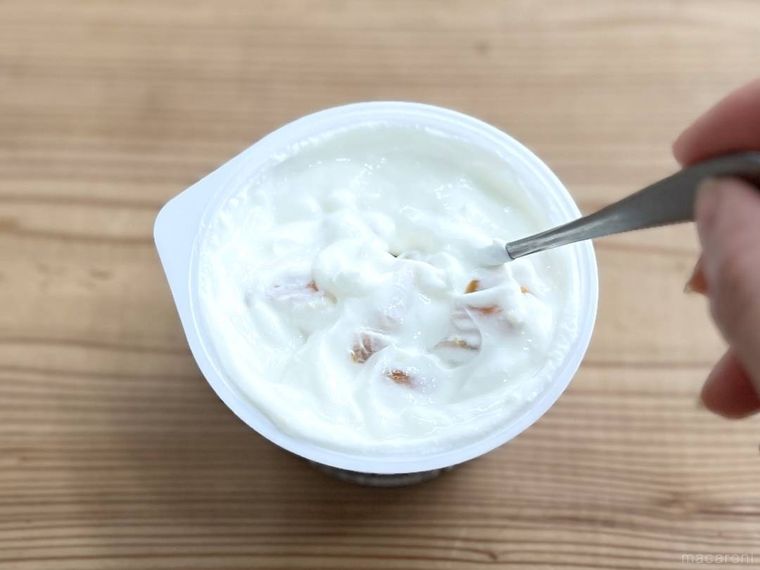 オイコスと干し芋をかき混ぜている様子