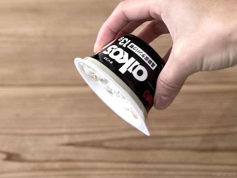 干し芋が入ったオイコスの容器を逆さまにしている様子