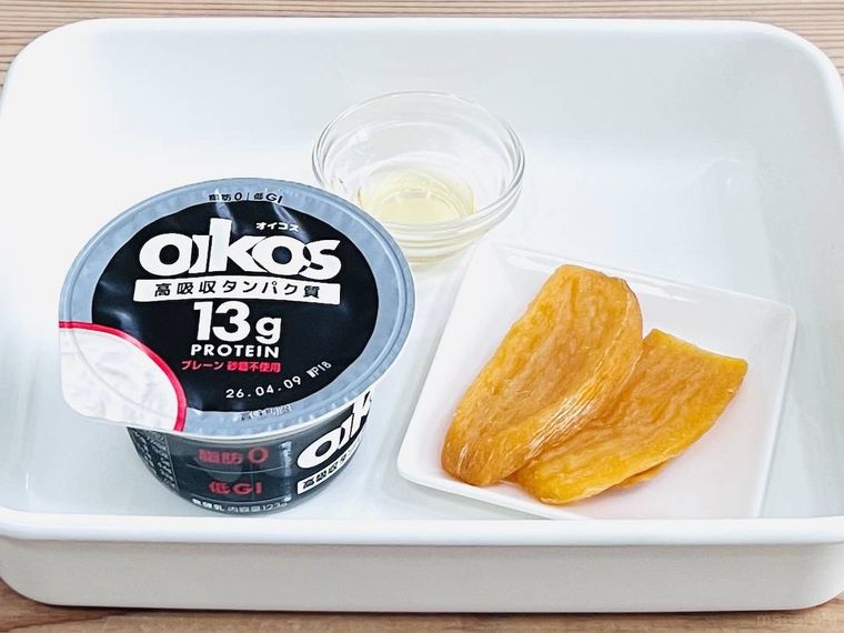 オイコス、干し芋、はちみつをバットに並べた様子