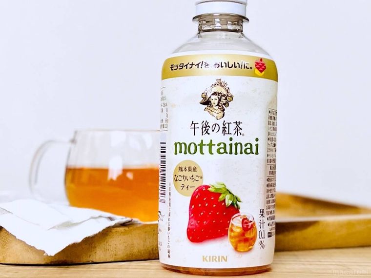 キリン 午後の紅茶 mottainai なごりいちごティーをカップにそそいだ様子