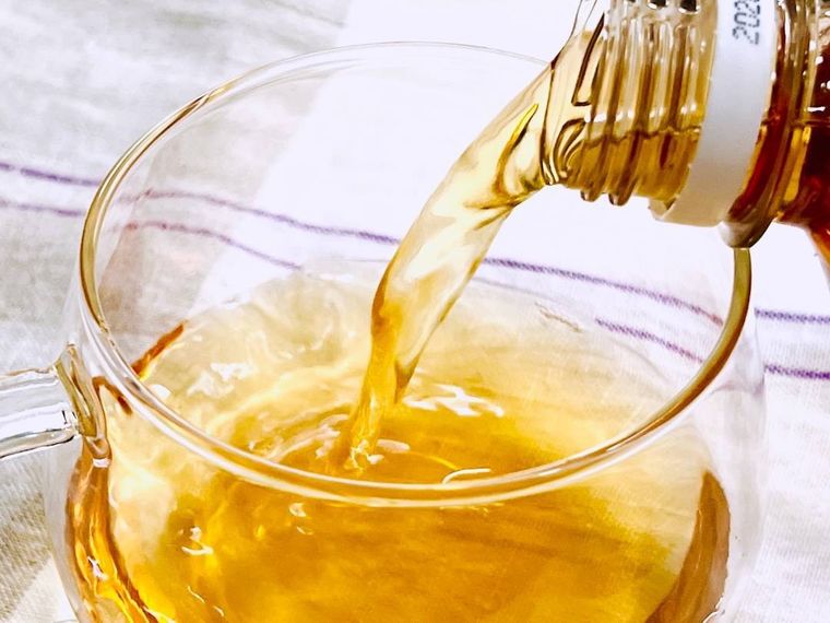 キリン 午後の紅茶 mottainai なごりいちごティーをカップにそそいでいる様子