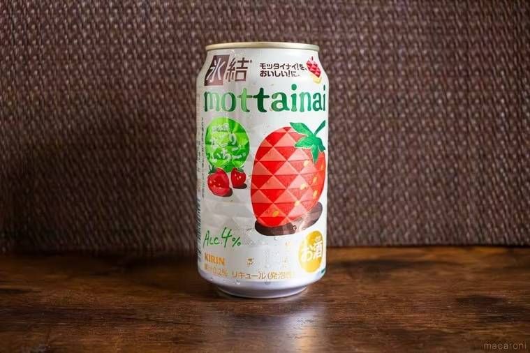 キリン 氷結モッタイナイ なごりいちごをテーブルに置いた様子