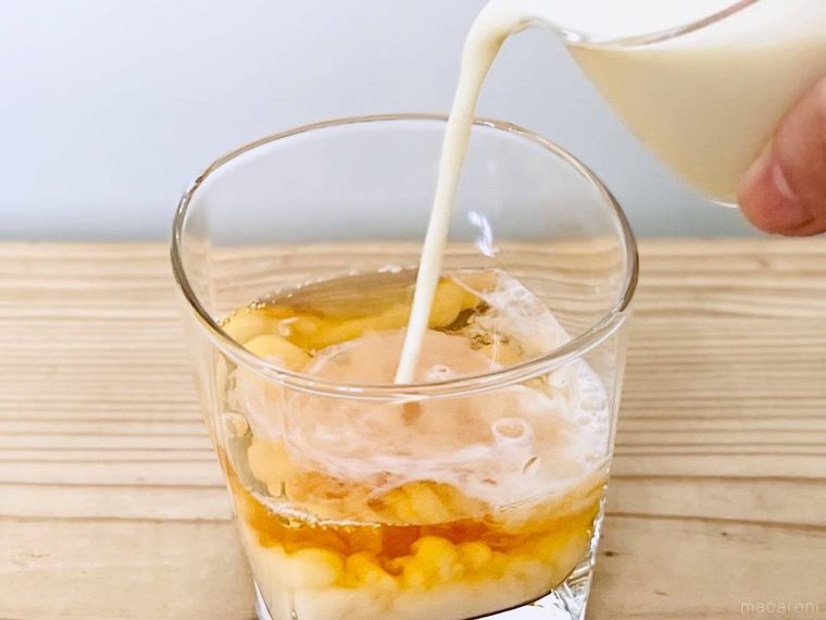 キリン 午後の紅茶 mottainai なごりいちごティーに豆乳を加えている様子