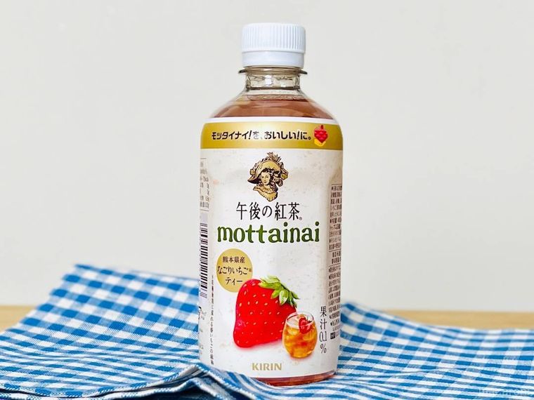 キリン 午後の紅茶 mottainai なごりいちごティーをチェック柄のクロスの上に置いた様子