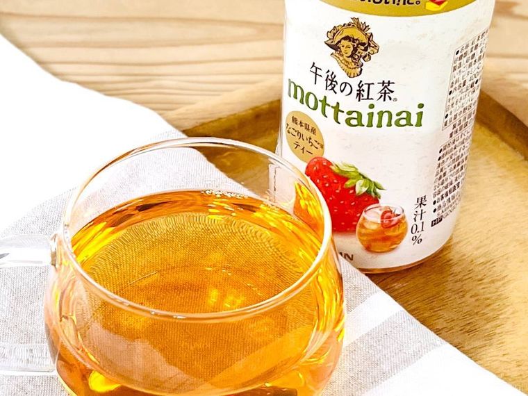 キリン 午後の紅茶 mottainai なごりいちごティーをカップにそそいだ様子