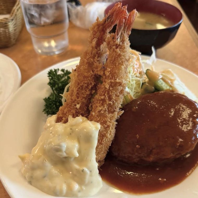 ハンバーグとエビフライ2本、付け合わせのサラダつき