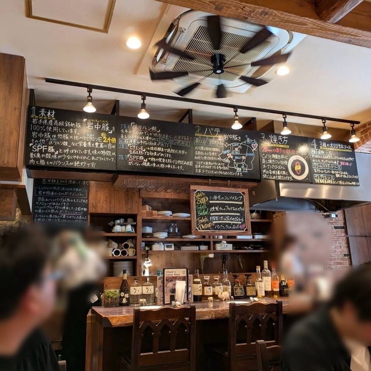 木を基調とたインテリアに黒板の説明書きが掲示された店内