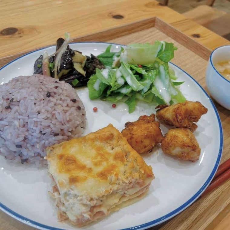 選べる3種のデリとごはんがのったプレート