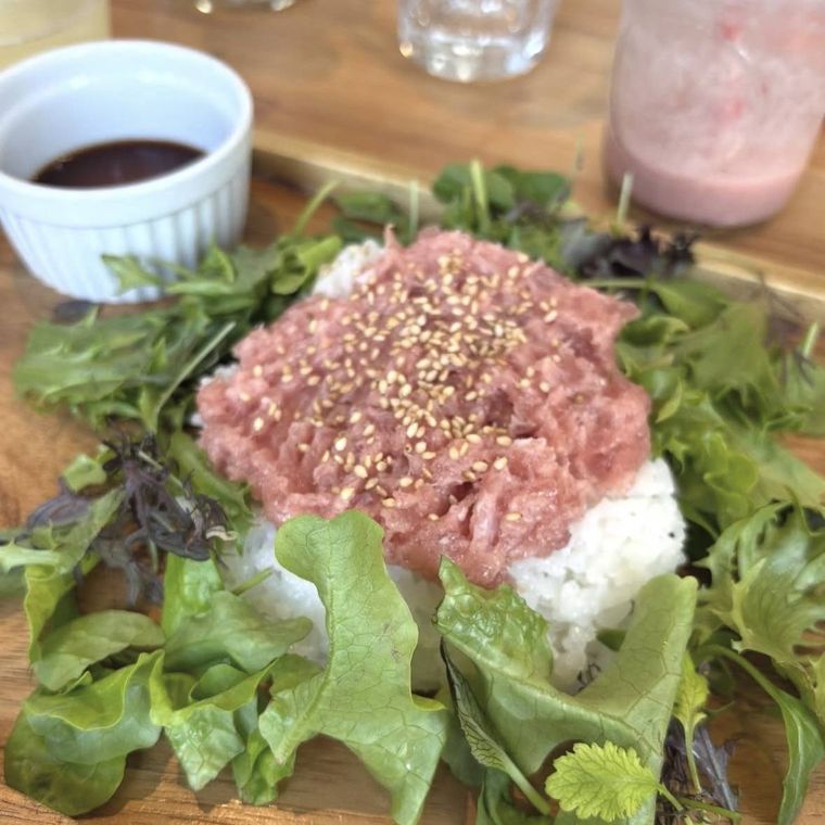 たっぷりのレタスとごはんにネギトロが添えられ、しょうゆダレとスムージー付き