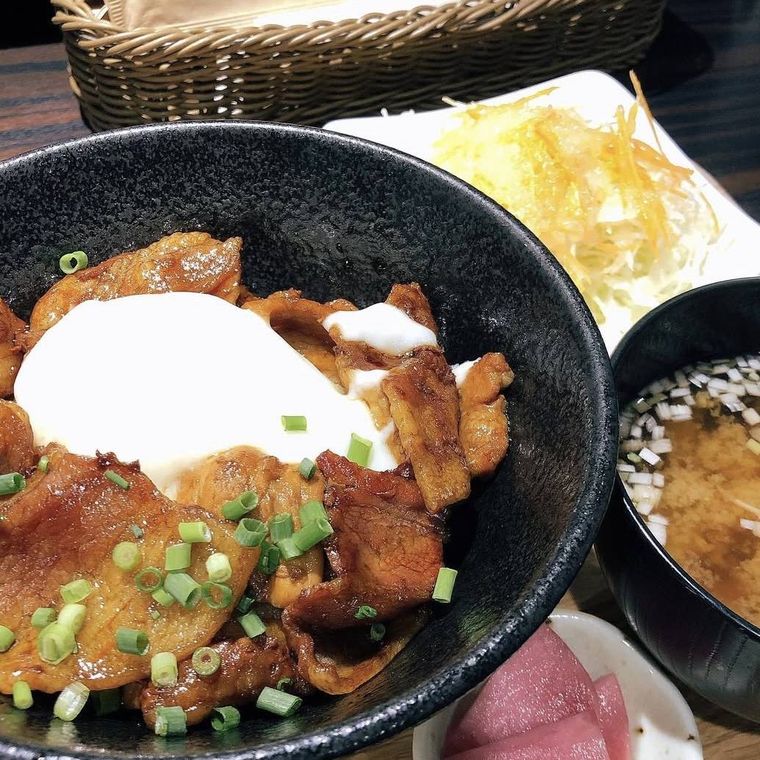 宮城の銘柄豚と秘伝のタレ、温泉卵がのったランチ