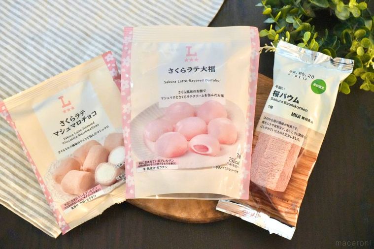 木のカッティングボードにのった3種類の桜フレーバーお菓子