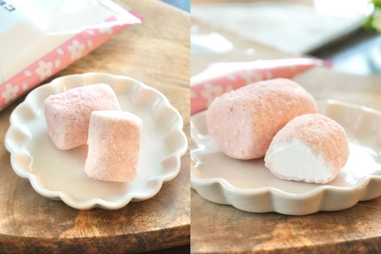 木のカッティングボードと白い小皿にのったさくらラテマシュマロチョコとお菓子の断面