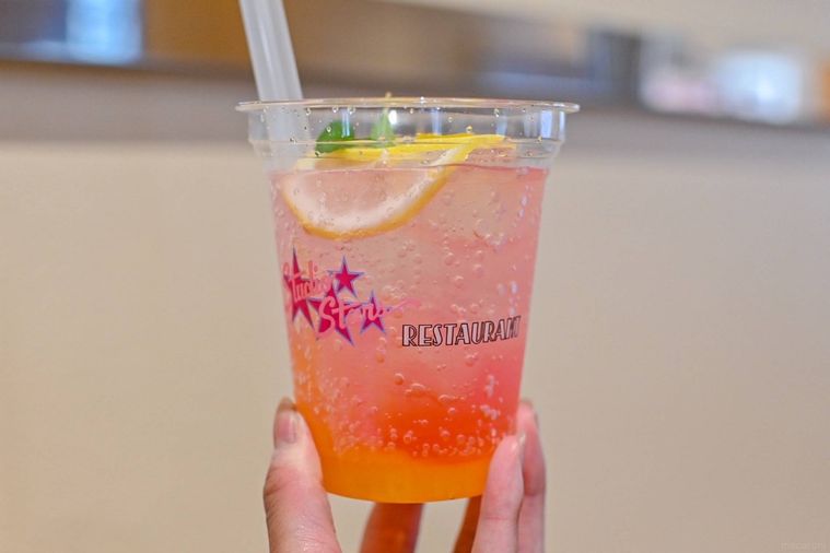 レモネードを持っているところ