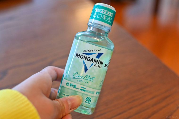 モンダミンを持っているところ