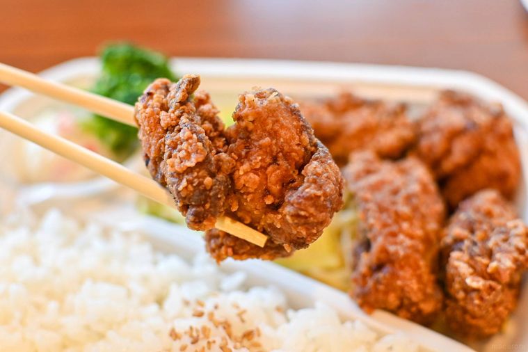 唐揚げを箸で持ち上げているところ