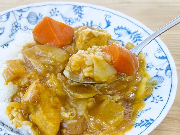 カレーライスをスプーンですくった様子