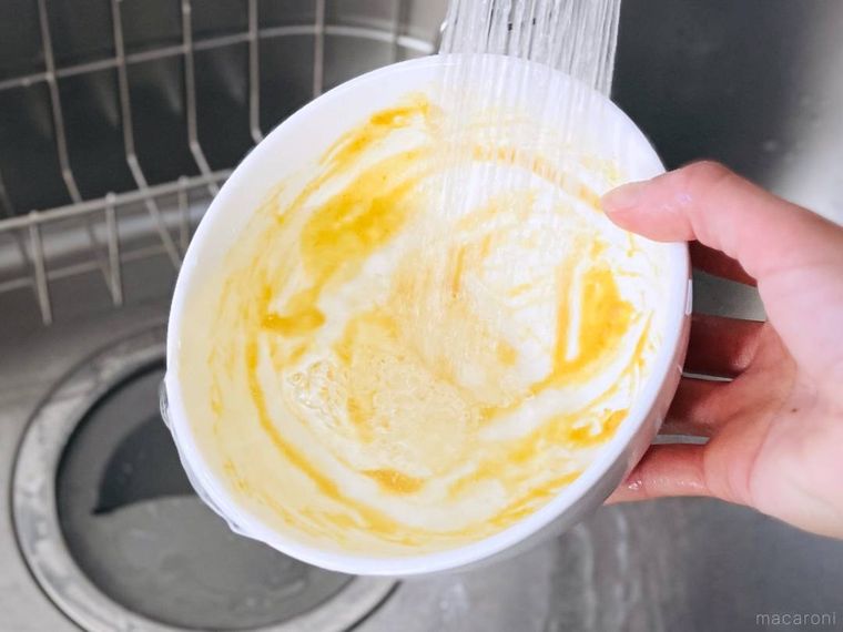 カレーがこびりついた器にお湯をかけている様子