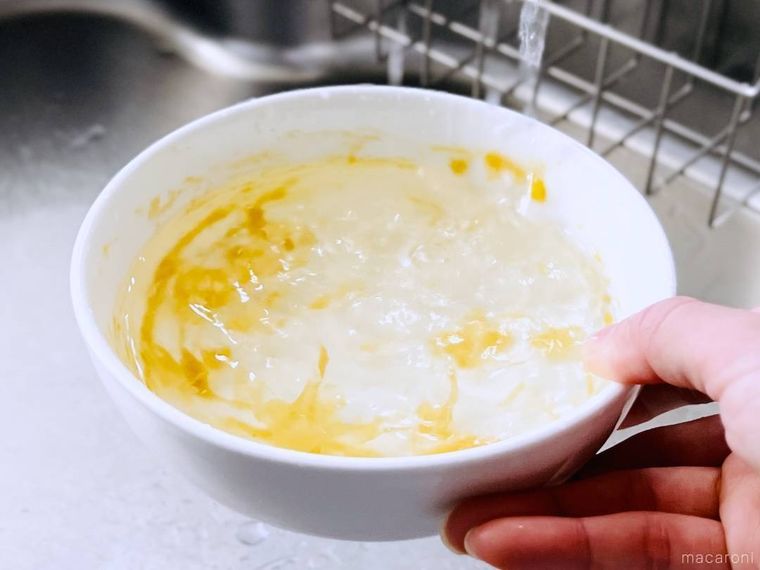 器にこびりついたカレーがお湯で剥がれている様子