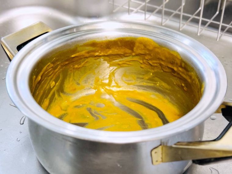 カレーがこびりついた鍋