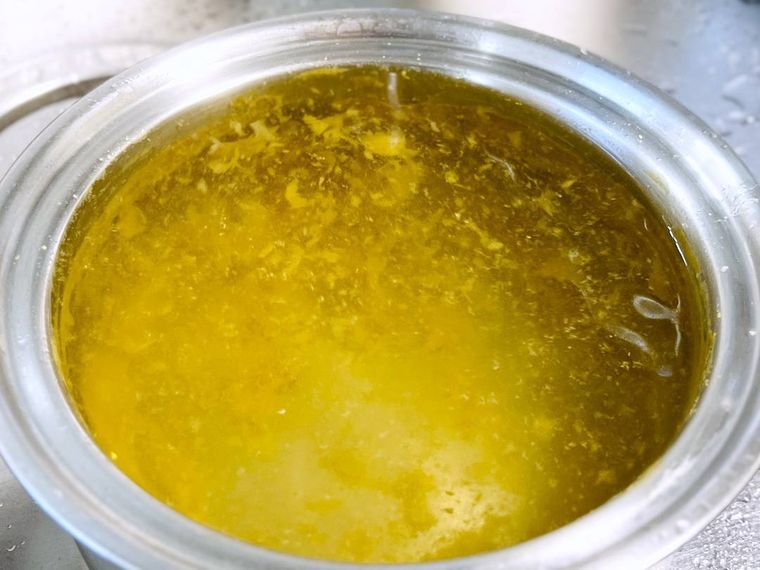 鍋にこびりついたカレーがお湯で剥がれている様子