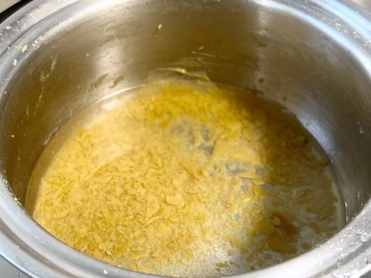 鍋にこびりついたカレーが剥がれた様子